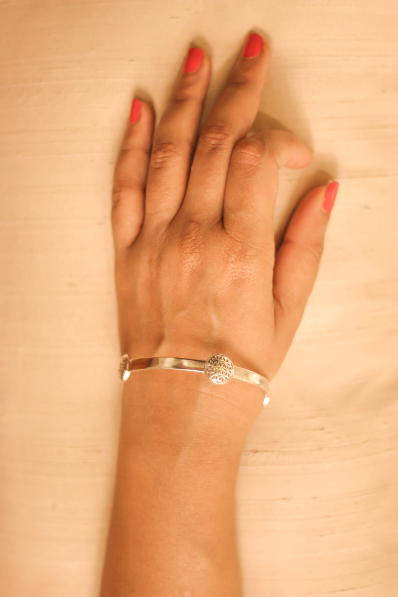Cutwork Motif Bangle (Silver)