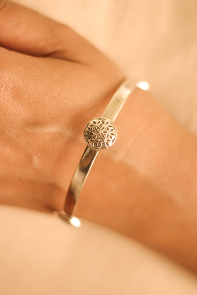 Cutwork Motif Bangle (Silver)