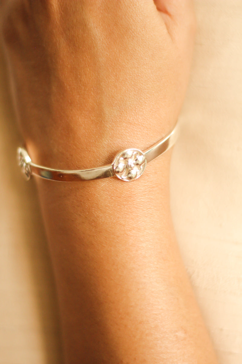 Floral Motif Bangle (Silver)