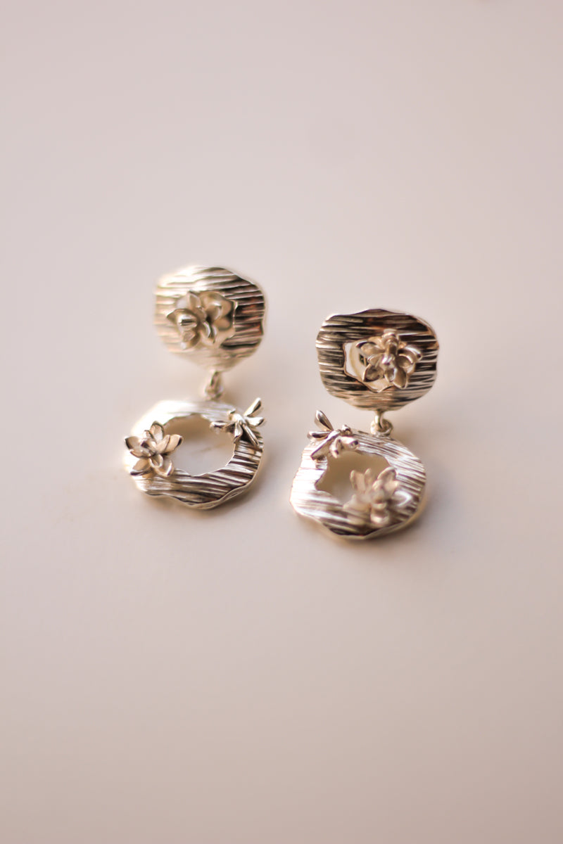 Dragonfly In A Pond Stud Earrings (Silver)