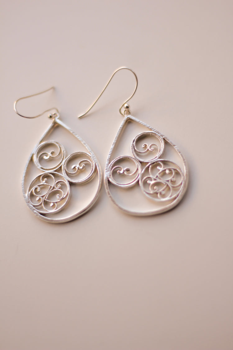 Filigree Waterdrop Hoop Earrings (Silver)