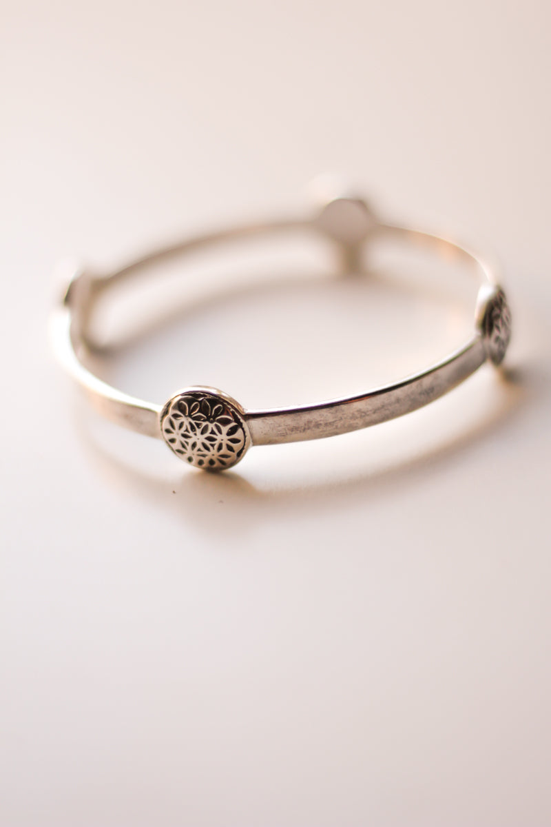 Cutwork Motif Bangle (Silver)